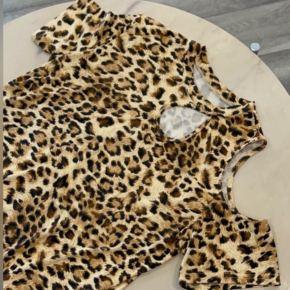 Leopard Print Cold Shoulder Top. - Picture 6 of 10